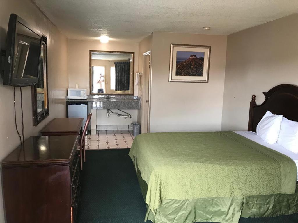 Travelers Inn Bethania Station Exterior photo